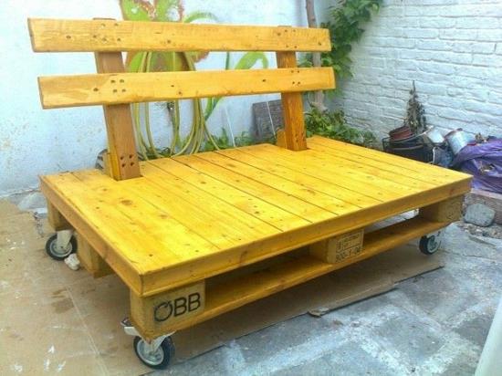 הפוך את רהיטי הגן לעצמך ממשטחי עץ על גבי גלגלים צהובים