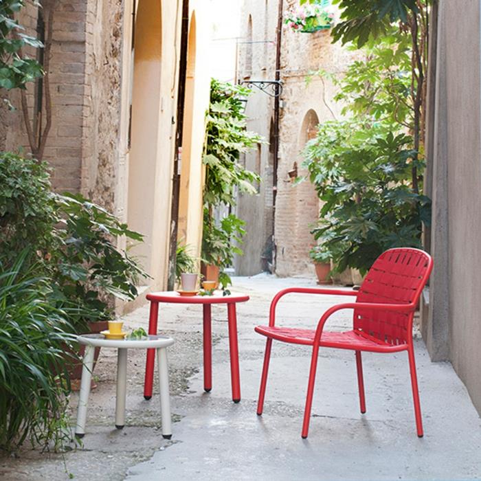 ריהוט גן-סט-מעצב-ריהוט-שולחן צדדי-כסאות אדומים