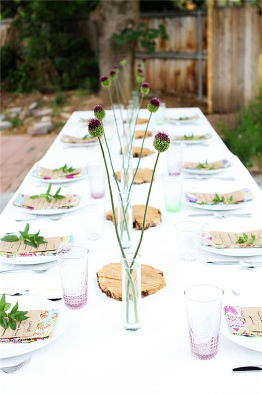 עיצוב מסיבת גן עם מפת שולחן לבן עם אגרטל