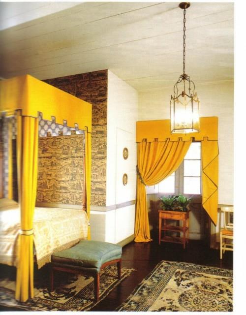 חופה צהובה עם מיטת אפיריון אלמנטים קישוטים