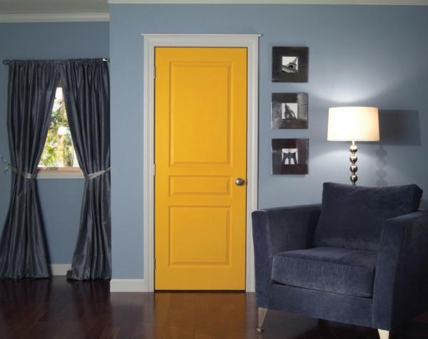 דלתות פנים צהובות עם מסגרת עץ, צבע קיר כחול בהיר