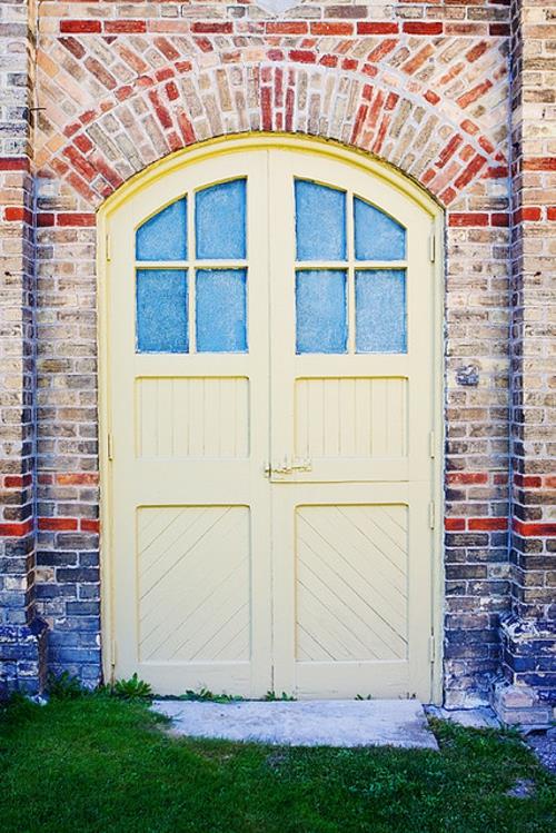 דלת כניסה צבעונית דלת כניסה קירות לבנים רעיון חזית זכוכית