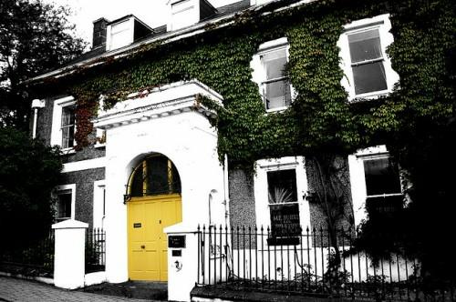 דלת כניסה צהובה, מקורית, מפוארת, אגדה
