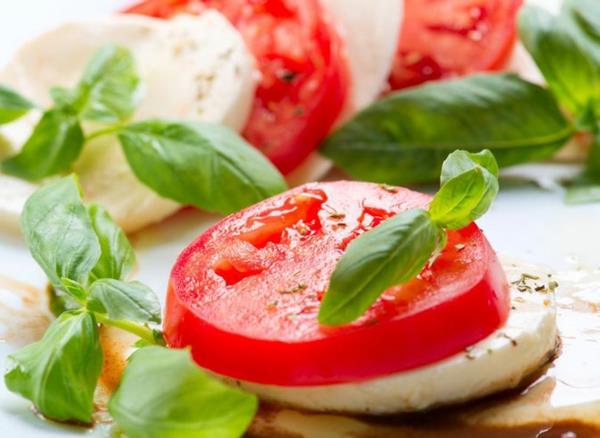 ירידה בריאה במשקל מוצרלה בזיליקום עגבניות