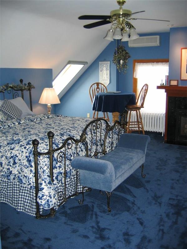שטיח כחול בעיצוב חדר שינה מעוצב ספסל שינה מצעים