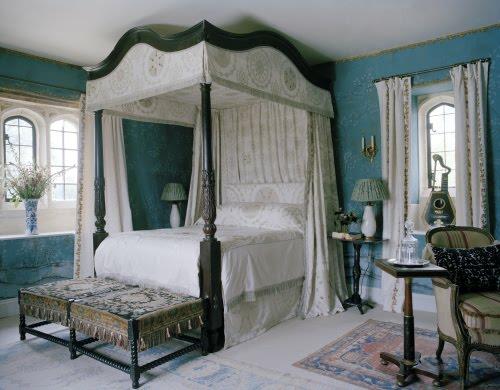 מיטת אפיריון בצבע כחול רווי בפנים חדר השינה