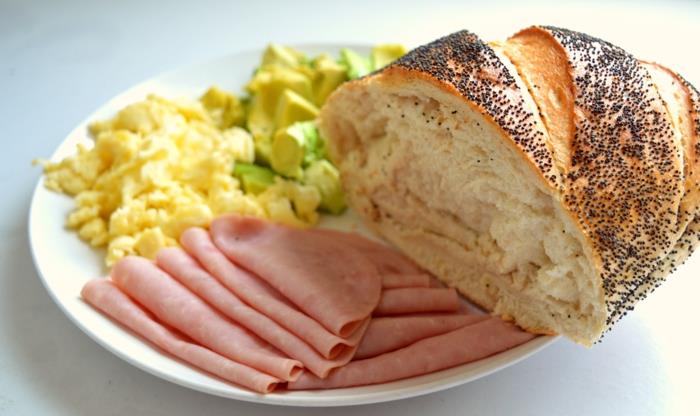 אכילה בריאה מזון מגוון ביצים בשר לחם