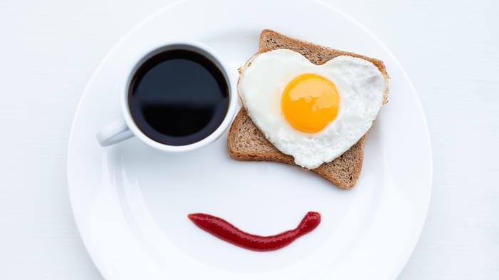 עצות לאכילה בריאה רעיונות לארוחת בוקר טוסט קפה של ביצה מטוגנת