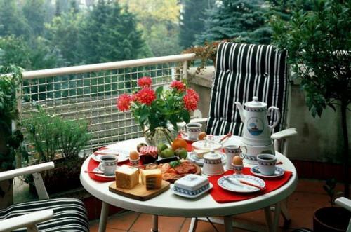 רשת מרפסת פסי שולחן עגול נעים פרחים לבנים שחורים שולחן ארוחת בוקר אדום