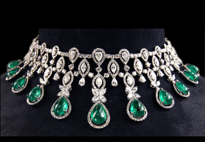 Collane classiche con smeraldi in oro e diamanti