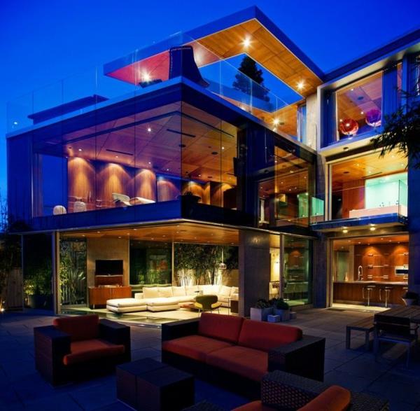 בית גדול עם חזית זכוכית