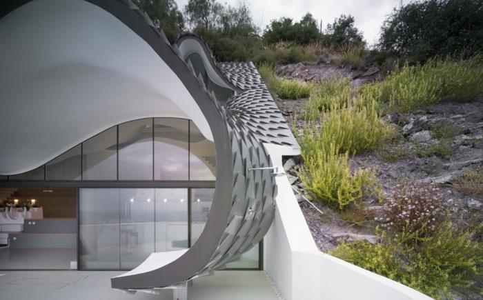 בית ליד הים קנה מדרון עיצוב עפיפונים מודרני אדריכלות גג פח מרפסת חיפוי