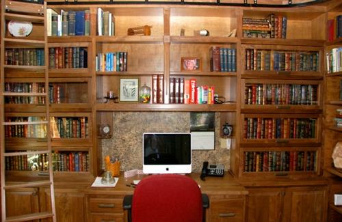 ספריית הבית מדפי קיר צבעוניים שולחן עץ