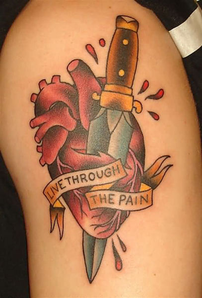 Tatuaggio cuore sulla spalla