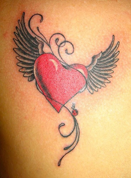 Disegno del tatuaggio a forma di cuore con le ali