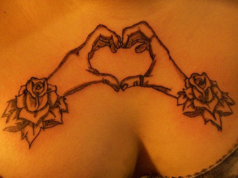 Bellissimi tatuaggi a forma di cuore a mano