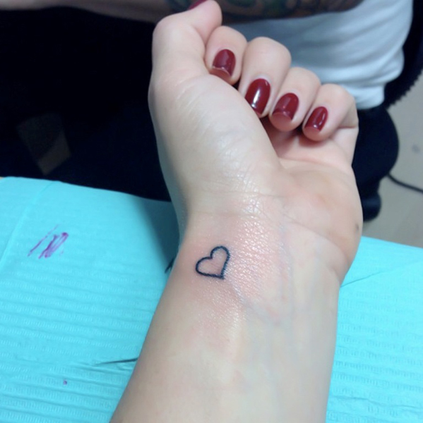 Tatuaggio cuore sul polso