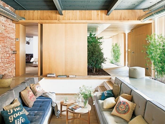 מחיצות חדרים מעץ בהיר צמחי בית כריות דקו וספה