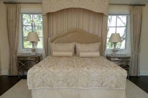 עיצוב פנים חדר שינה בהיר עם מיטת אפיריון