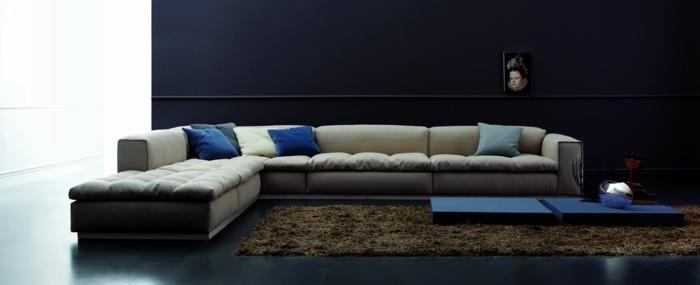 ספה מעוצבת בצבע אפור בהיר