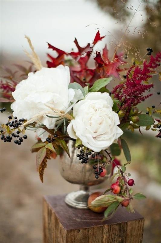 סידור סתיו רעיון לעיצוב חתונה עם עלי סתיו ורדים לבנים