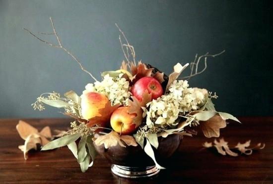 סידורי סתיו עם פרחים יבשים ותפוחים
