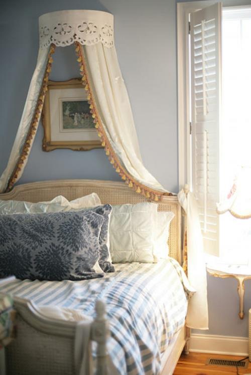 מיטת אפיריון בחדר השינה רעיון מסוגנן ומעניין