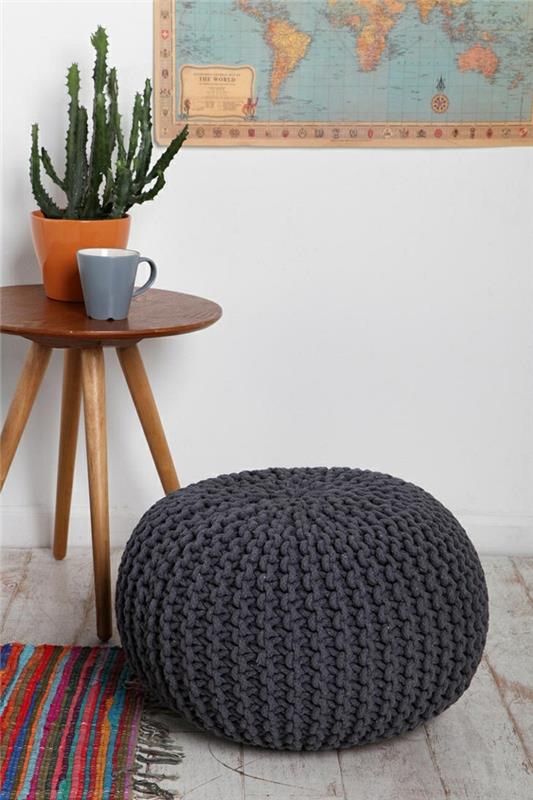 שרפרף דפוס סרוגה שולחן צד משולב עם שטיח פסים