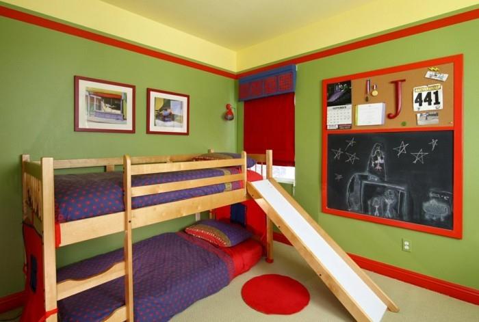 מיטת לופט עם הדגשות אדומות שקופיות קירות ירוקים