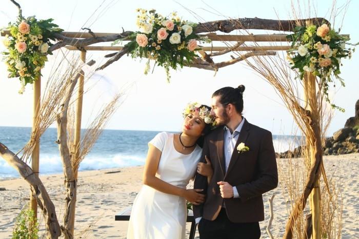 חתונה על החוף עם כלה וחתן קשת ורדים