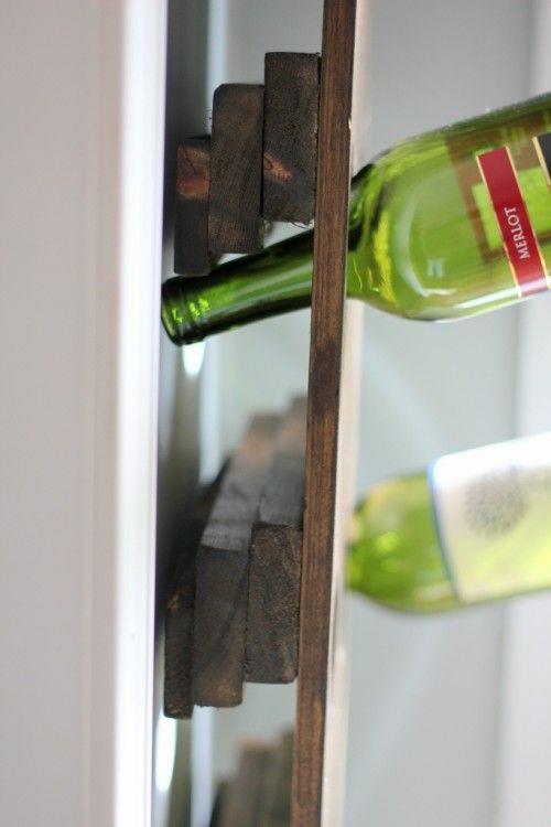 מתלה יין מעץ כדי להקל על עצמך לבנות מחסן יין בבית