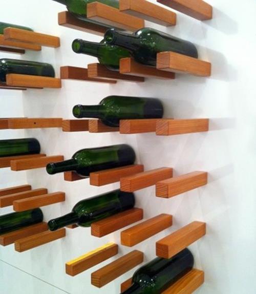 מסמרים של לוחות עץ בונים מדף יין לאחסון יין בקבוקי יין על הקיר