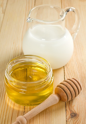 Remedios caseros para las manchas negras: pasta de leche y miel