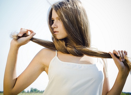 come prevenire la caduta dei capelli in estate