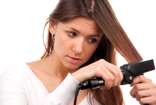 Come fare la stiratura permanente dei capelli a casa?