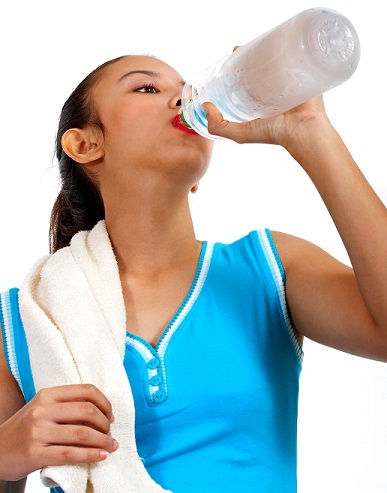 bere acqua per ridurre il grasso della pancia in 7 giorni