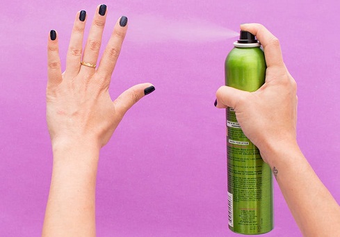 Il modo migliore per rimuovere lo smalto per unghie: alcuni spray per capelli