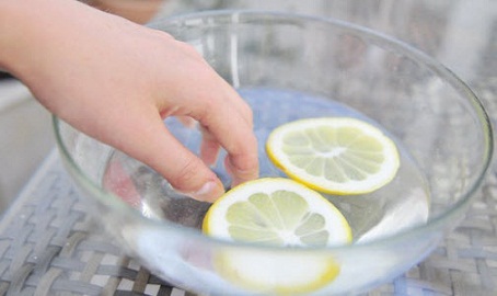 Cosa usare per rimuovere lo smalto per unghie - Mix di succo di limone e aceto