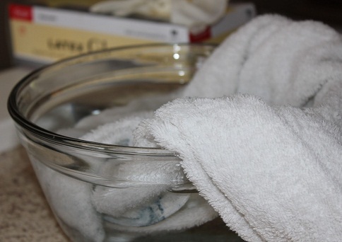 Come rimuovere lo smalto naturalmente: acqua tiepida con un panno asciutto