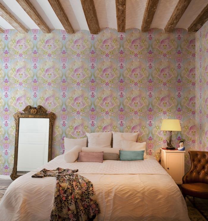 רעיונות לעיצוב תקרה בחדר השינה קורות עץ טפט ציור קיר פרחוני
