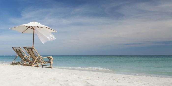 מצא עצות שלווה פנימית שלווה שלווה כיסאות נוח על החוף שמשיה