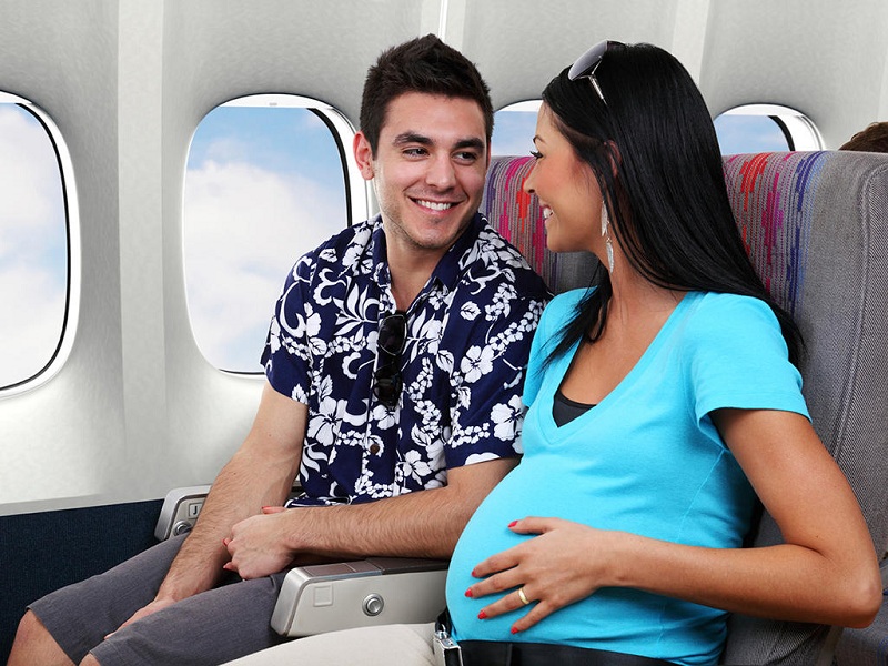 È sicuro volare durante la gravidanza per le donne?