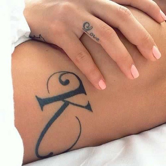 Tatuaggio K flessibile sulla coscia