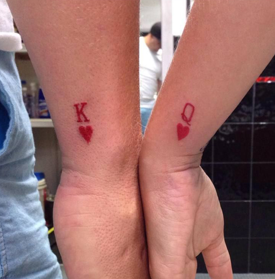 Tatuaggio coppia K sul lato dei polsi
