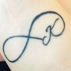 Tatuaggio semplice K che forma il simbolo dell'infinito