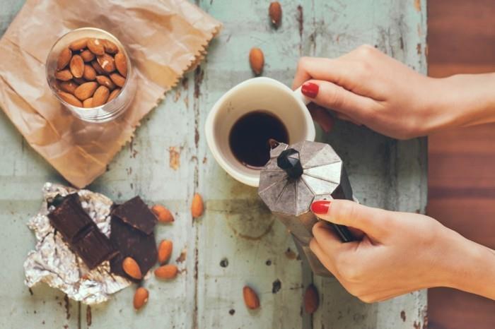 לשתות קפה שקדים שוקולד מריר ממריצים טבעיים