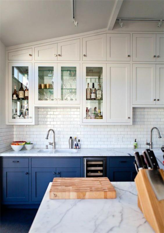 עיצוב ארונות מטבח כחולים למטבח אריחי קיר לבנים
