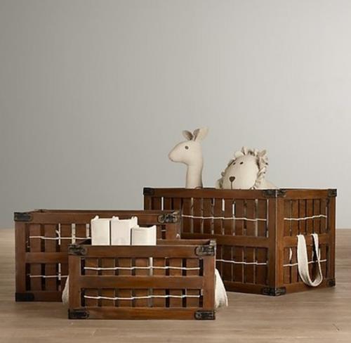 ריהוט חדר ילדים ארגז עץ וצעצועים מחובקים ג'ירפה ואריה