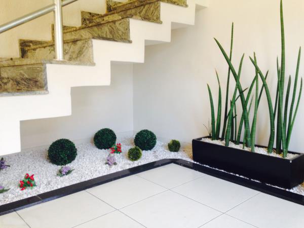 חדר מדרגות צמחים גדולים