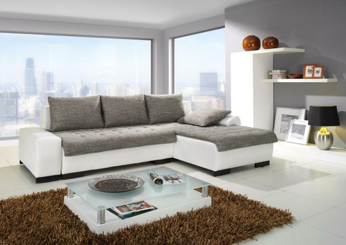 ריהוט דירה קטנה צבעים טבעיים, ניואנסים בהירים, שטיח ערימה עמוקה, ספה, שולחן זכוכית